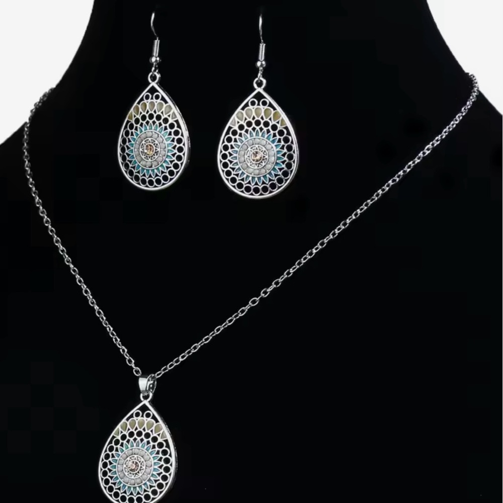 NEW . Elegant Silver and Gold Teardrop Jewelry Set